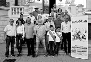 El empresario, varios ganaderos y socios del taurino de San Adrián se dieron cita en la presentación de los carteles de la Feria de San Adrián.