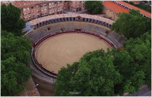 Vista aérea de la centenaria plaza de toros de Tafalla.
