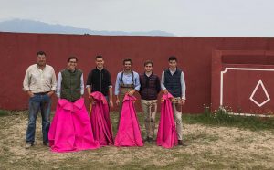De izda. a dcha., los ganaderos Víctor y José Pedro Benayas, Andrés Palacios, Javier Marín y dos jóvenes becerristas que hicieron la tapia.