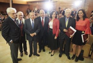 Isabel Díaz Ayuso, en el centro de la imagen, junto, entre otros, a Vidal Pérez Herrero, con un ejemplar de su agenda taurina. Fotografía: ABC.