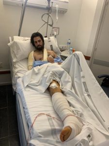 Armendáriz, en una habitación del Hospital de Navarra, tras ser operado esta mañana de fractrura de tibia.