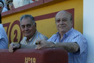 Antonio Domínguez Camacho, a la izquierda, junto a José Luis Iniesta, también recientemente fallecido. Fotografía: Aplausos.es